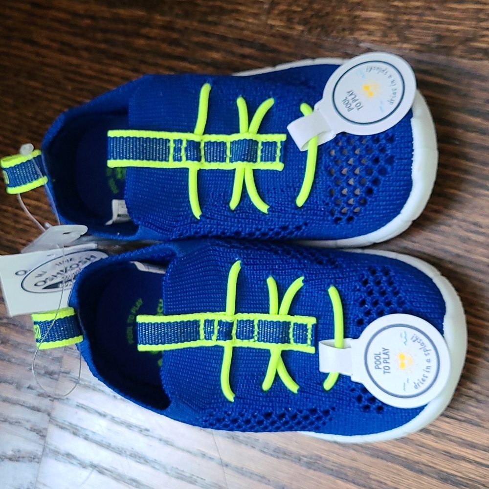 NWT Water shoes